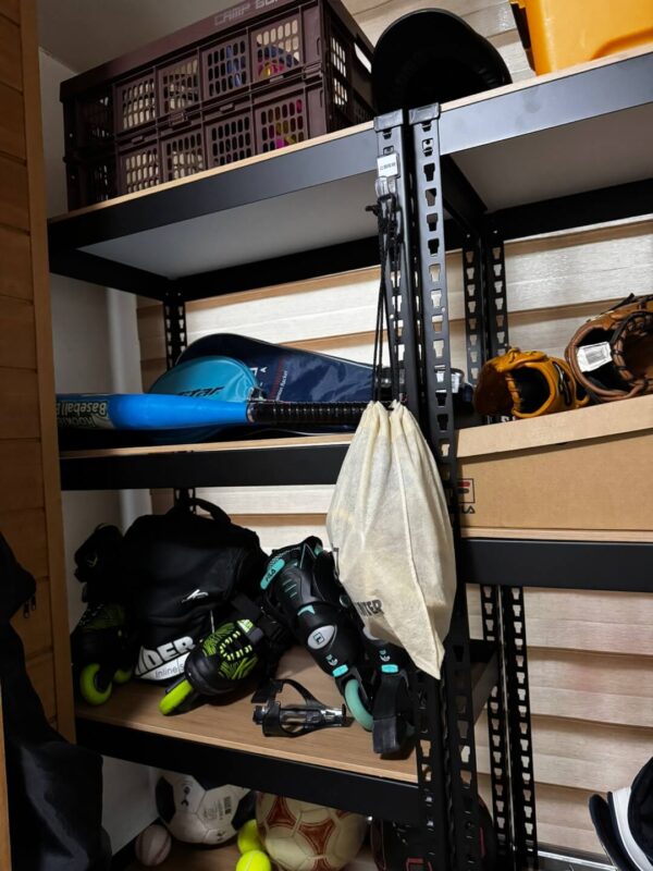 깔끔하게 정리된 현관의 스피드랙 선반과 운동용품이 정리된 모습