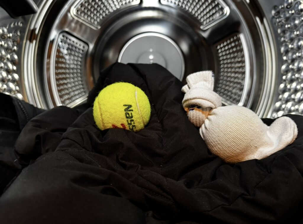 세탁 후 패딩 볼륨 살리는 모습