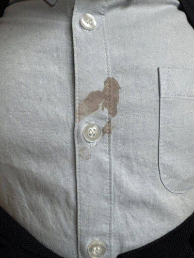 과일음료 얼룩이 묻은 빨랫감 셔츠