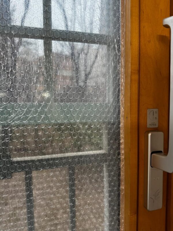 결로 방지를 위해 뽁뽁이를 붙인 창문 모습
