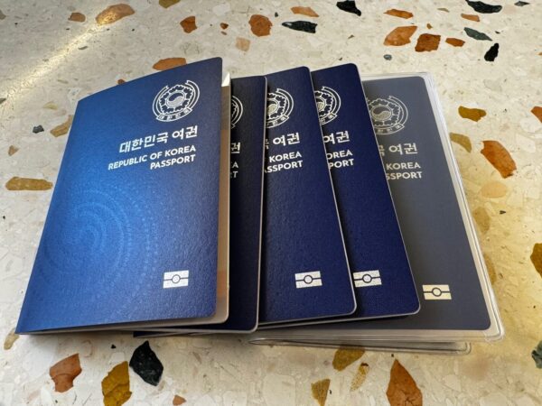 탁자에 놓인 대한민국 차세대 전자여권