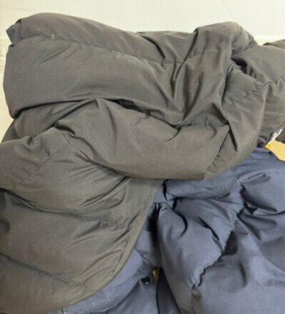 세탁 후에도 냄새 나는 패딩이 쌓여있는 모습