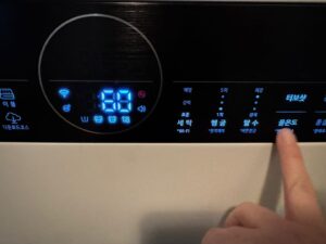 세탁기 물온도를 60도로 설정하는 모습