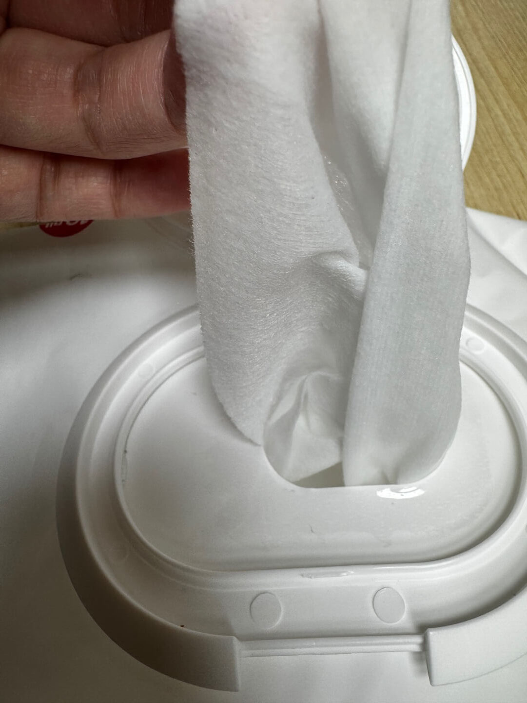 물티슈 뽑는 모습